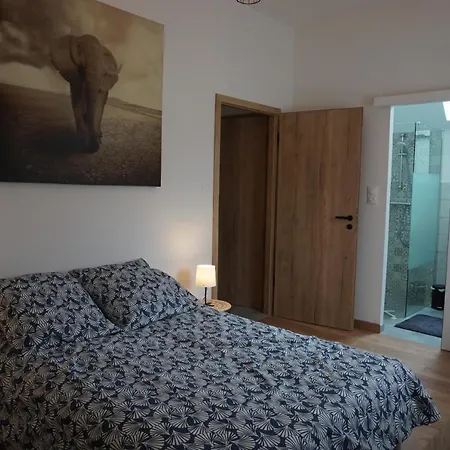 Entre Vignes Et Châteaux: Charming Family With Free Parking